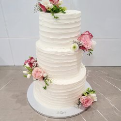 Svatební dort s vlnkami a růžemi
